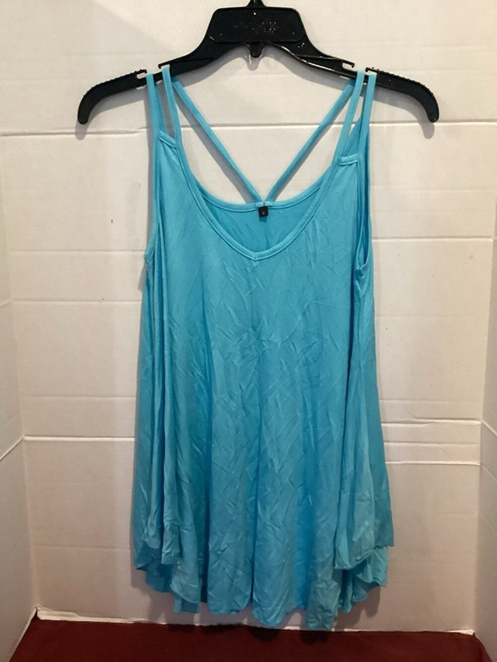 T100-Ladies Turquoise flowy tank top With a V-neckline & spaghetti Straps Small